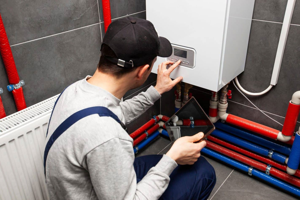 Électricien intervenant sur une installation de chauffage dans les Yvelines
