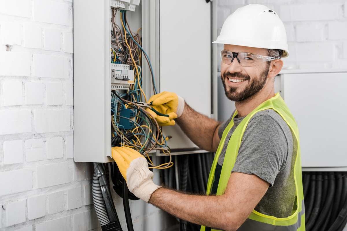 Électricien intervenant sur une installation électrique dans les Yvelines